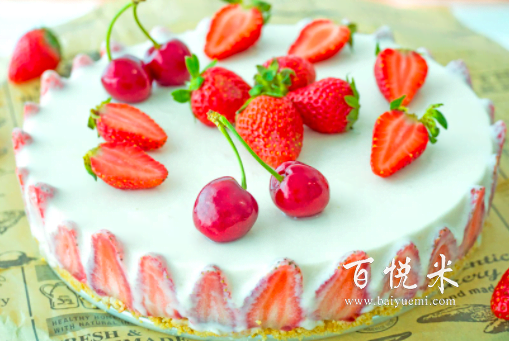 草莓慕斯蛋糕，冰冰糯糯，酸酸甜甜，夏日甜品必备